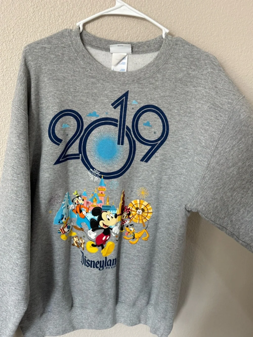 Disney Parks 2019 Gray Crew Neck Sweatshirt Unisex Size Large